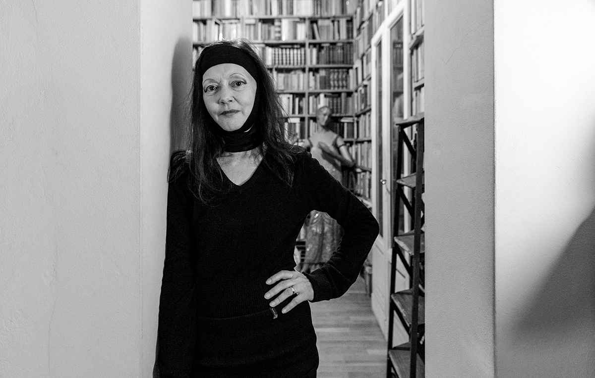 Patrizia-Valduga-sulla-soglia-dello-studio-credit-Riccardo-Garofalo-4